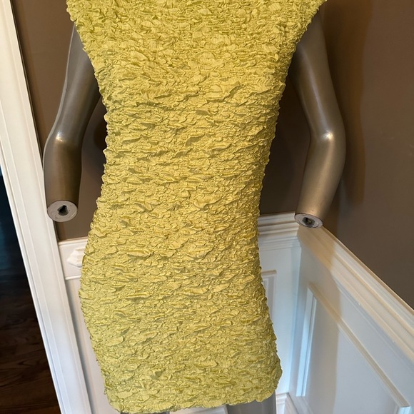 NWT ASTR THE LABEL Crinkled Popcorn Mini Bodycon Dress Light Yellow Sz Large - Picture 2 of 5